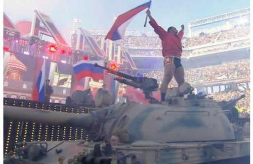 Новости спорта: Болгарский рестлер шокировал американскую публику, ворвавшись на арену в танке под гимн РФ